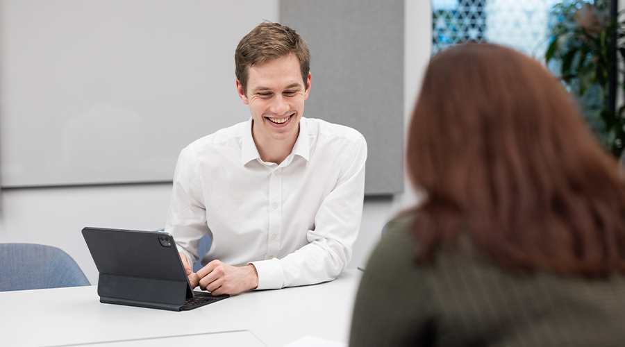 Lawyer in front of a laptop, chatting to client