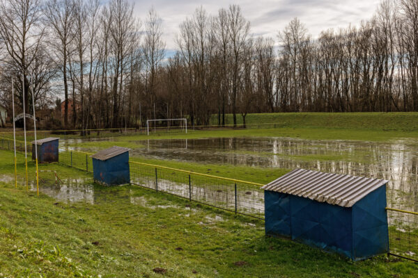 a photo of a neglected sport field
